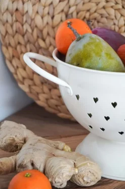 Beige vergiet met hartjes