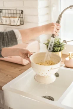 Beige vergiet met hartjes