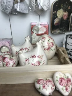 Decoratie kip met roosjes (L)