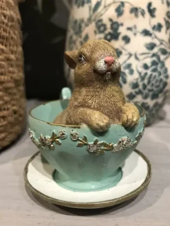 Decoratie konijn in kopje zittend