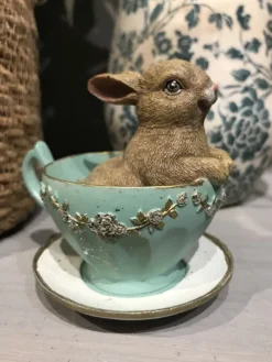 Decoratie konijn in kopje zittend