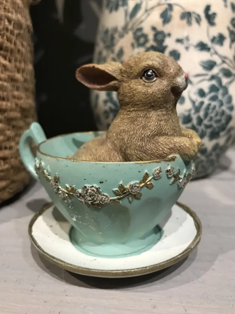 Decoratie konijn in kopje zittend