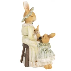 Decoratie konijnen moeder leest voor aan kleintjes