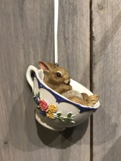 Hanger konijn in brocant kopje