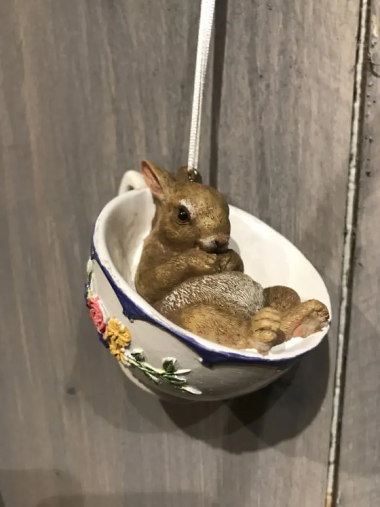 Hanger konijn in brocant kopje