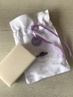Linnen zakje broderie gevuld met Lavendel Zeep
