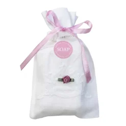 Linnen zakje broderie gevuld met Rozen zeep