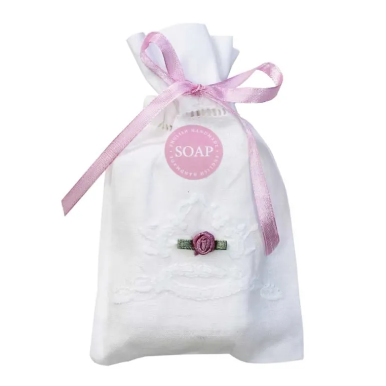 Linnen zakje broderie gevuld met Rozen zeep