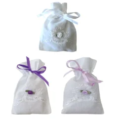 Linnen zakje broderie gevuld met Rozen zeep