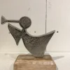 Metalen engel op houten blok
