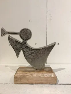 Metalen engel op houten blok