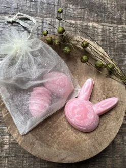 Organza zakje met 3 Amberblokjes konijn + ei Orchidee