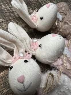 Paashanger konijntje met jurkje beige 16 cm