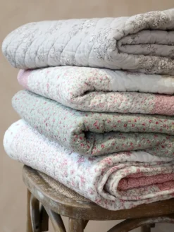 Quilt / woondeken Flowers Lace ribbon 180*130