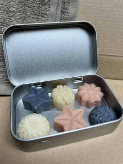 Reismaatje 6 handgemaakte gastenzeepjes in blik