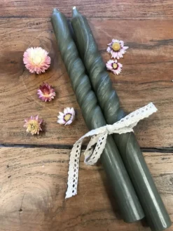 Set van 2 kaarsen gedraaid groen