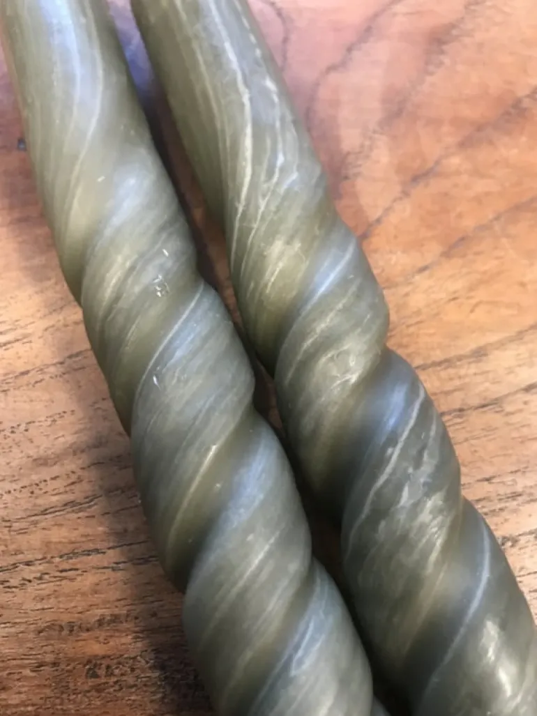 Set van 2 kaarsen gedraaid groen