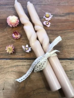 Set van 2 kaarsen gedraaid beige
