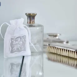 Wit geborduurd geurzakje gevuld met lavendel