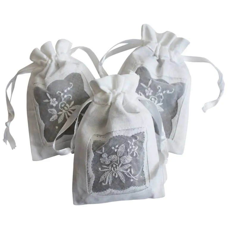 Wit geborduurd geurzakje gevuld met lavendel