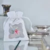 Wit geurzakje met borduurwerk en gevuld met lavendel