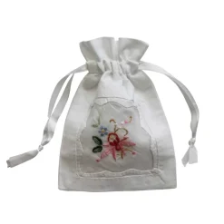 Wit geurzakje met borduurwerk en gevuld met lavendel